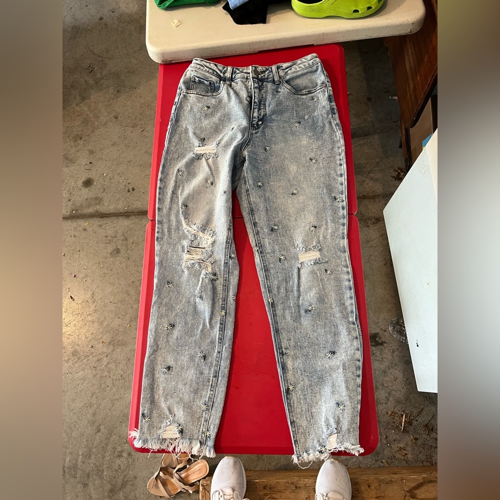 Embroidered daisy floral mom jeans